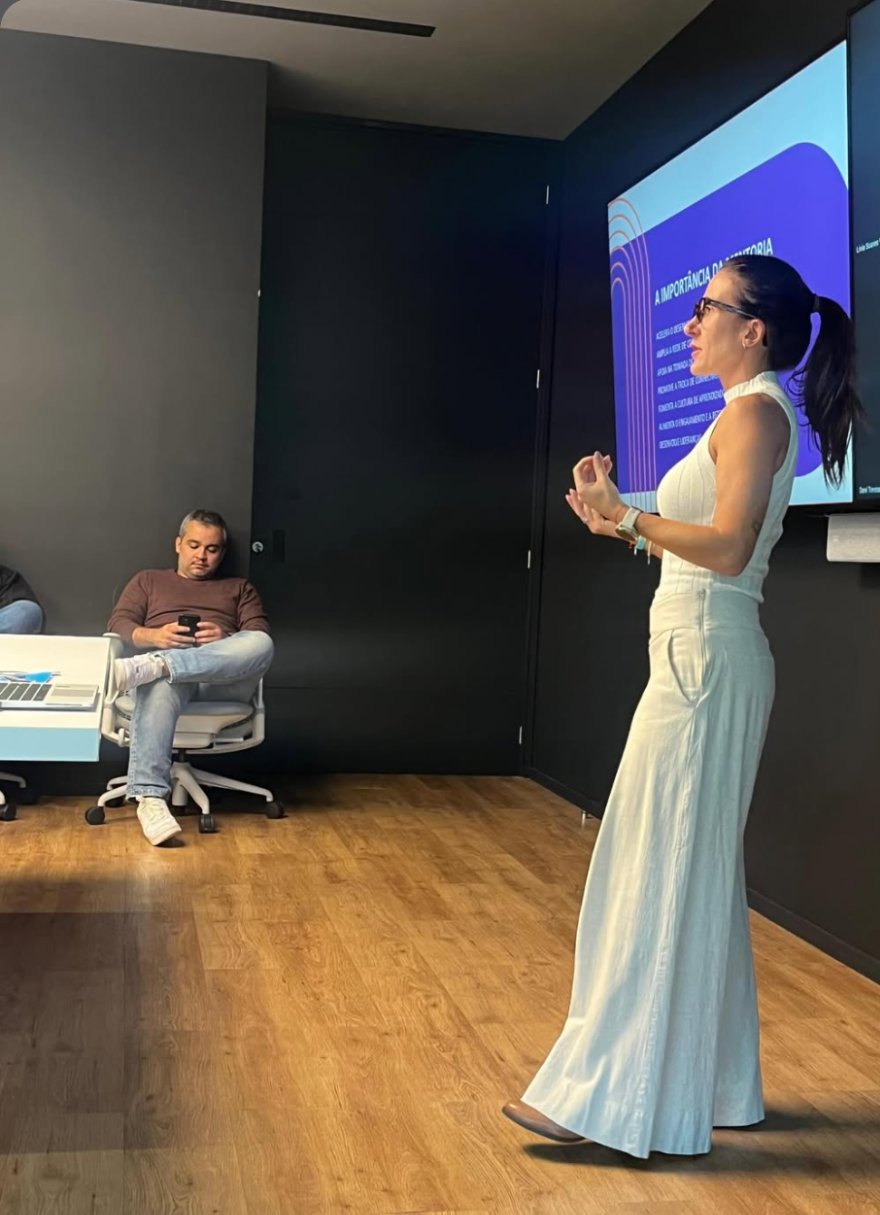 Livia Zillo apresentando a importância da mentoria
