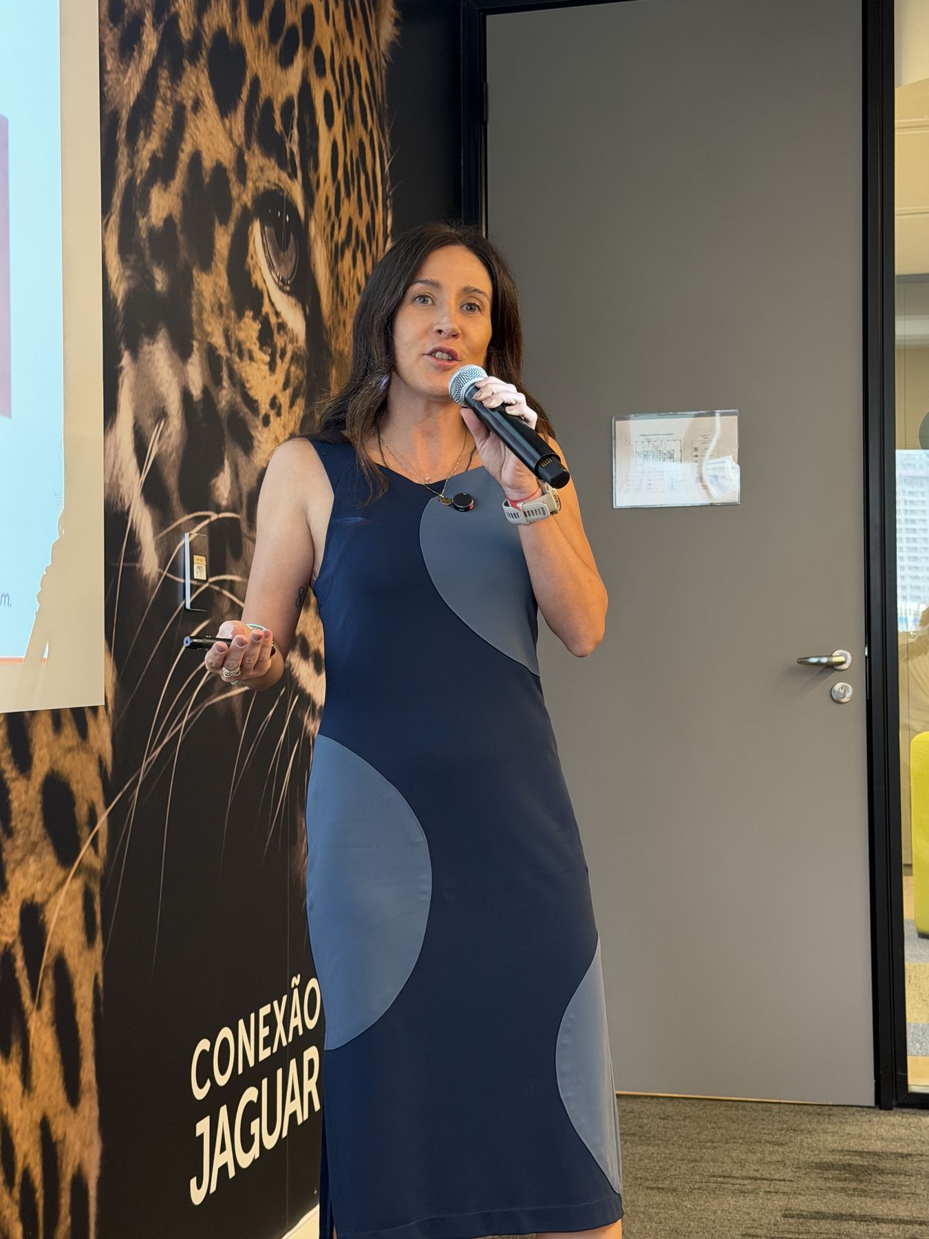 Livia Zillo conduzindo uma formação de liderança