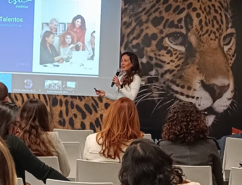 Livia Zillo no kickoff de um programa de mentoria
