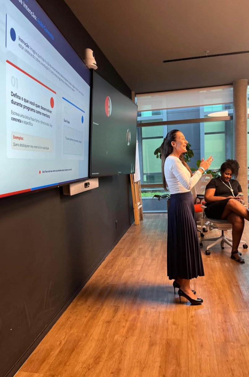Livia Zillo conduzindo a formação de mentoras